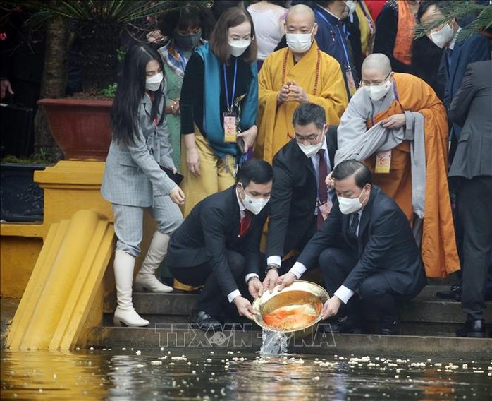 Chủ tịch nước cùng bà con kiều bào dâng hương điện Kính Thiên, thả cá tại Ao cá Bác Hồ - Ảnh 12.