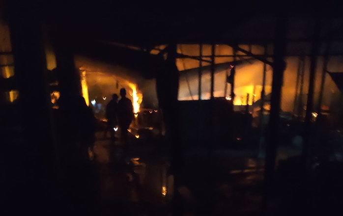 Chợ Hà Lam cháy ngày cận Tết, tiểu thương rơi nước mắt xót xa - Ảnh 2.
