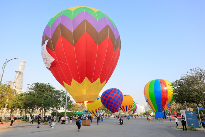 Lần đầu tiên thỏa sức ngắm khinh khí cầu, du thuyền bên bờ sông Sài Gòn - Ảnh 2.