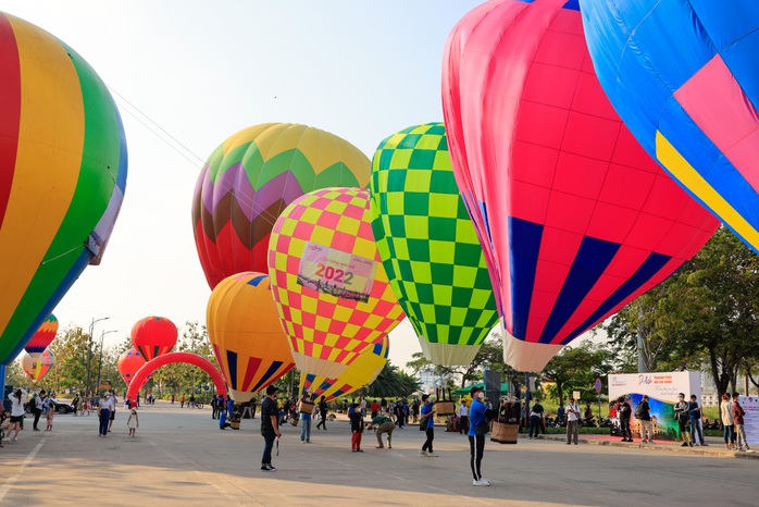 Lần đầu tiên thỏa sức ngắm khinh khí cầu, du thuyền bên bờ sông Sài Gòn - Ảnh 1.