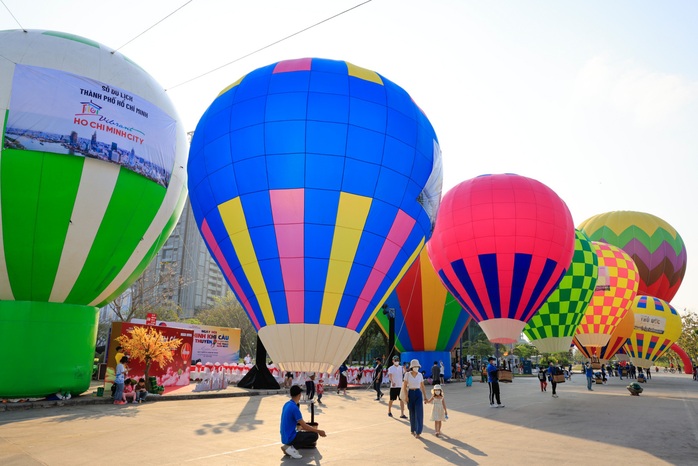 Lần đầu tiên thỏa sức ngắm khinh khí cầu, du thuyền bên bờ sông Sài Gòn - Ảnh 5.