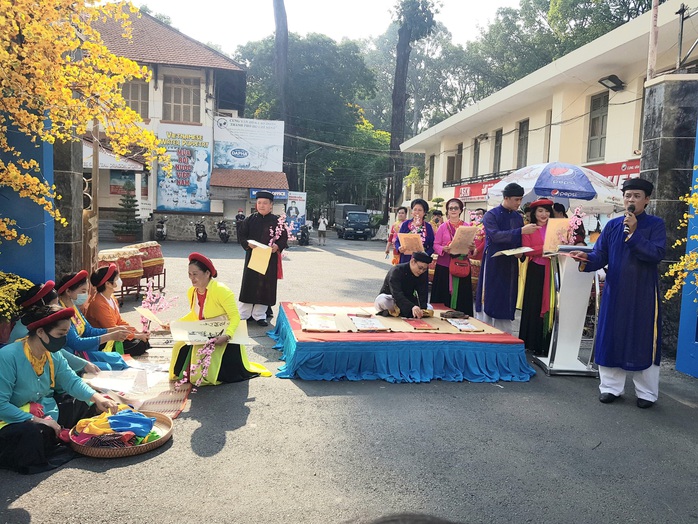 Thêm chỗ vui Xuân, mua sắm Tết cho người lao động - Ảnh 3.