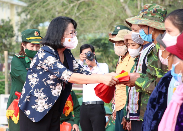 Nguyên Phó Chủ tịch nước Đặng Thị Ngọc Thịnh tặng quà và cờ Tổ quốc cho bà con biên giới - Ảnh 3.