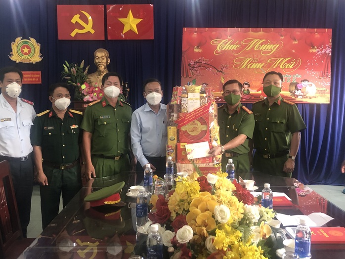 Đoàn thể Khối Dân - Chính - Đảng TP HCM chúc Tết chiến sĩ biên giới tỉnh Bình Phước - Ảnh 2.