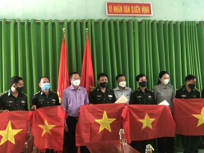 Đoàn thể Khối Dân - Chính - Đảng TP HCM chúc Tết chiến sĩ biên giới tỉnh Bình Phước - Ảnh 1.