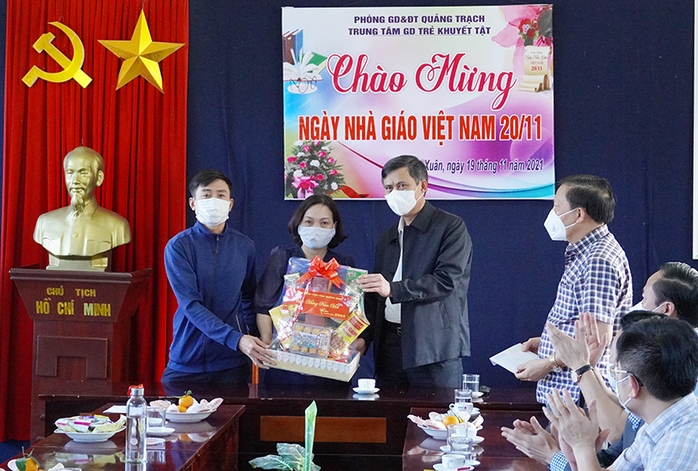 Trẻ em khuyết tật xúc động khi được Chủ tịch tỉnh Quảng Bình thăm, tặng quà dịp Tết - Ảnh 1.
