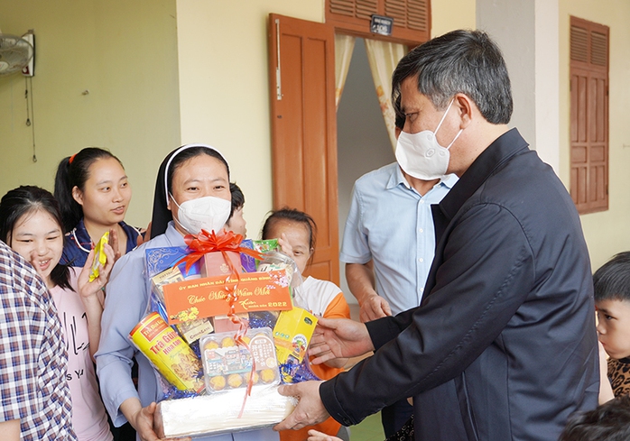 Trẻ em khuyết tật xúc động khi được Chủ tịch tỉnh Quảng Bình thăm, tặng quà dịp Tết - Ảnh 2.