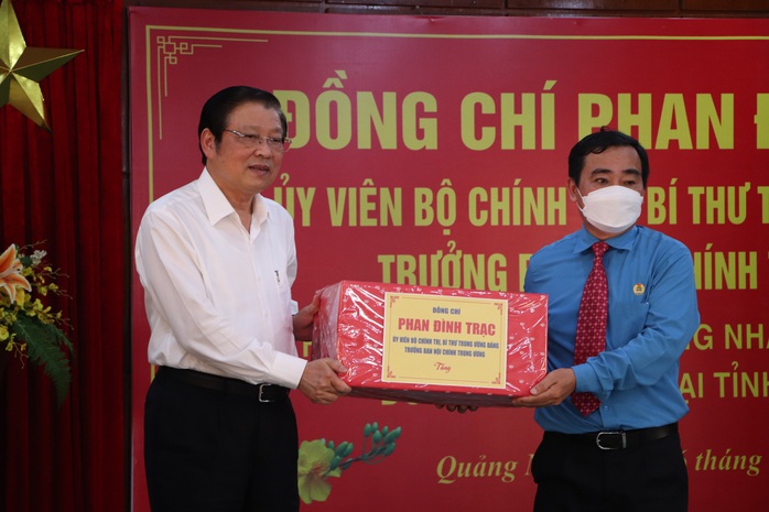 Trưởng Ban Nội chính Trung ương Phan Đình Trạc trao quà Tết cho công nhân Quảng Nam - Ảnh 2.