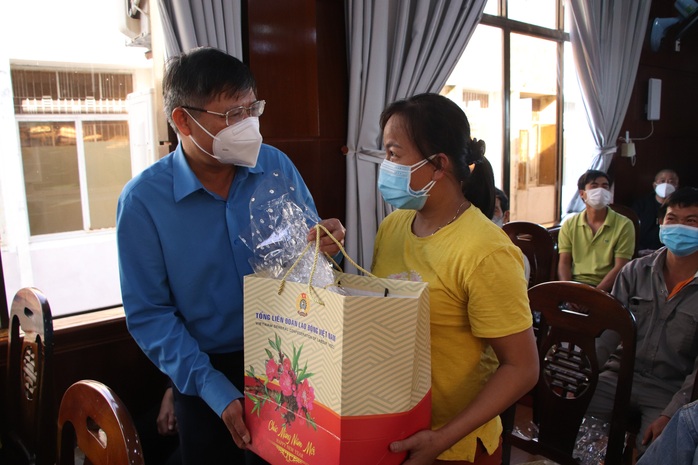 Trưởng Ban Nội chính Trung ương Phan Đình Trạc trao quà Tết cho công nhân Quảng Nam - Ảnh 6.