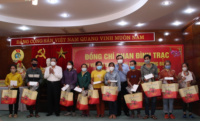 Trưởng Ban Nội chính Trung ương Phan Đình Trạc trao quà Tết cho công nhân Quảng Nam - Ảnh 4.