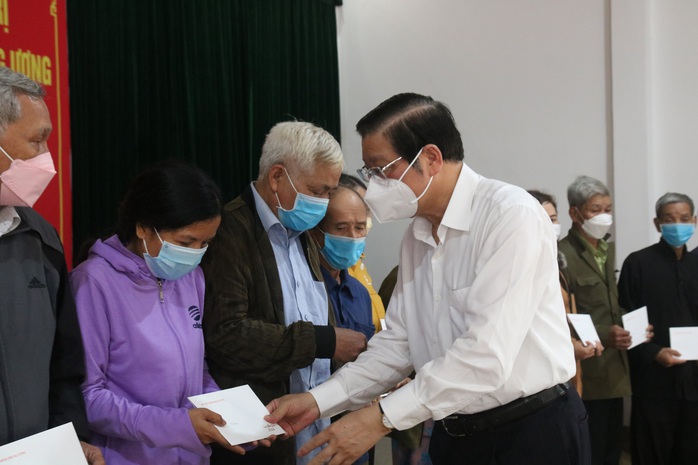 Trưởng Ban Nội chính Trung ương Phan Đình Trạc trao quà Tết cho công nhân Quảng Nam - Ảnh 8.