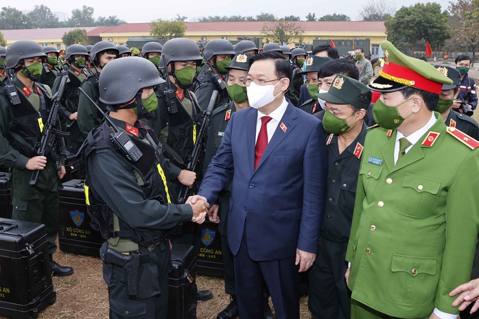 Chủ tịch Quốc hội thăm và chúc tết lực lượng cảnh sát cơ động - Ảnh 1.