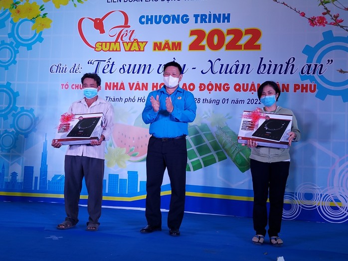 Xuân về với công nhân, lao động quận Tân Phú, TP HCM - Ảnh 4.