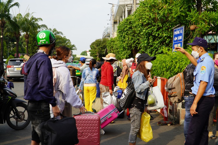 TP HCM: Bến xe miền Đông tấp nập người về quê đón Tết - Ảnh 2.