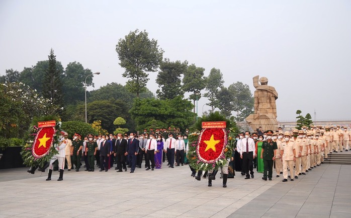 Lãnh đạo TP HCM dâng hương tưởng nhớ các Vua Hùng - Ảnh 10.