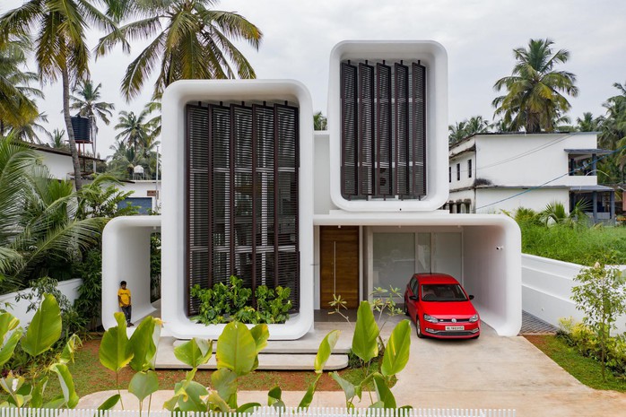 Độc đáo ngôi nhà hình chiếc điện thoại di động, dùng cửa chớp trục xoay để thông gió - Ảnh 2.