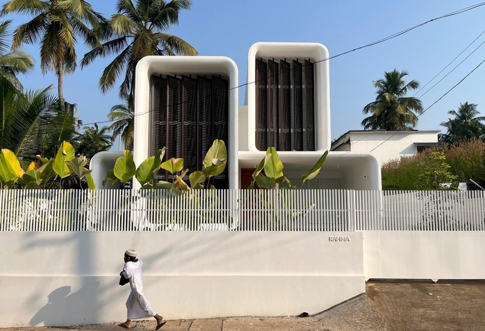 Độc đáo ngôi nhà hình chiếc điện thoại di động, dùng cửa chớp trục xoay để thông gió - Ảnh 4.