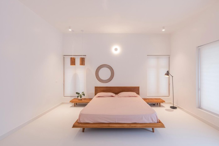 Độc đáo ngôi nhà hình chiếc điện thoại di động, dùng cửa chớp trục xoay để thông gió - Ảnh 10.