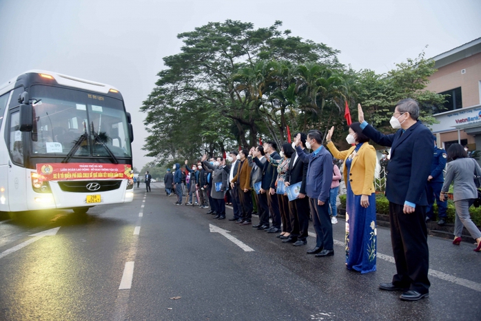 Đưa công nhân khó khăn về quê đón Tết trên những chuyến xe miễn phí - Ảnh 1.