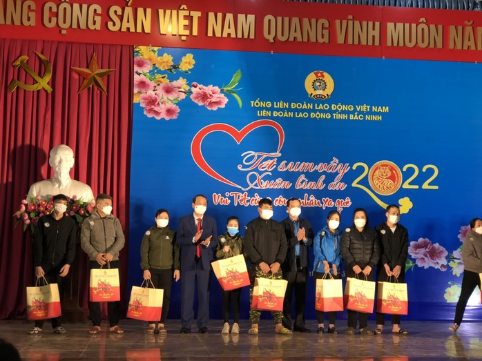 Tổng Liên đoàn tổ chức Vui Tết cùng công nhân xa quê tại Bắc Ninh - Ảnh 1.