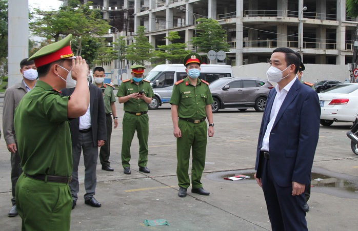 Trực giao thừa, các lực lượng Công an TP Đà Nẵng nhận quà từ Chủ tịch UBND thành phố - Ảnh 4.