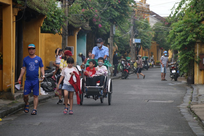 Du khách du xuân phố cổ Hội An - Ảnh 1.