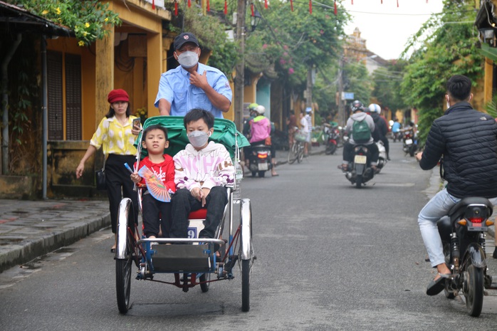 Du khách du xuân phố cổ Hội An - Ảnh 2.