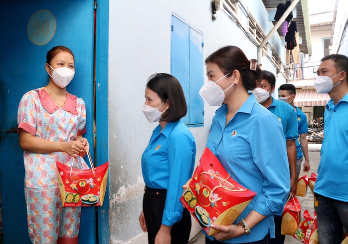 Tặng quà cho công nhân nhà trọ đón Tết tại Bình Dương - Ảnh 2.