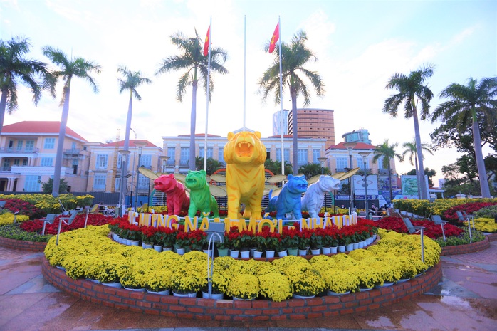 Háo hức check-in cùng linh vật hổ ngũ sắc tại đường hoa tiền tỉ - Ảnh 4.