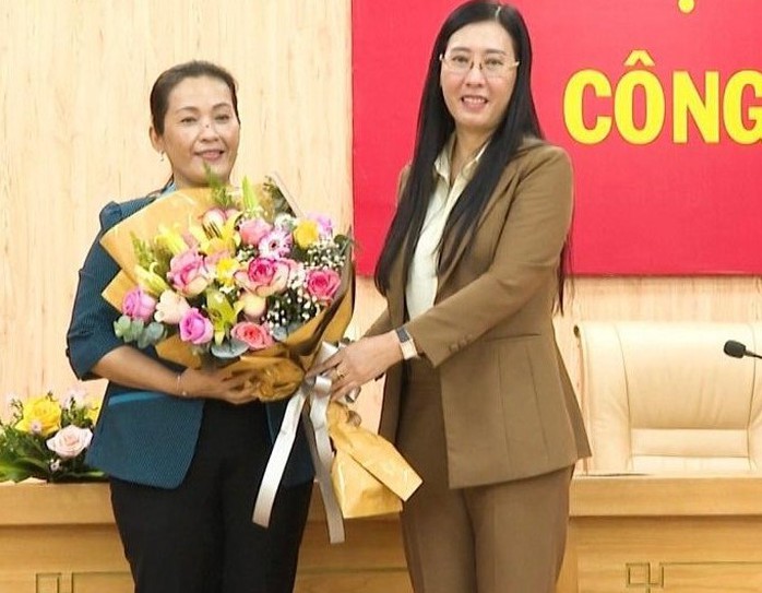 Quảng Ngãi: Bà Đinh Thị Hồng Minh được bầu giữ chức Phó Bí thư Tỉnh ủy - Ảnh 1.
