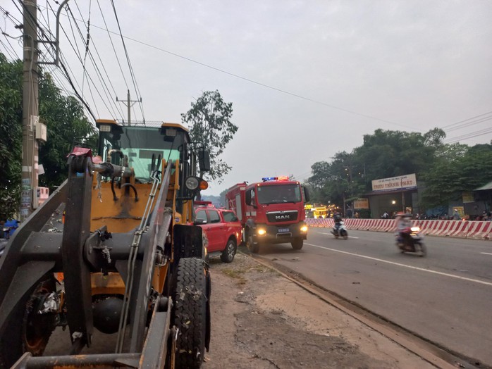 Cột khói bốc lên từ thị xã Bến Cát lúc rạng sáng, nhiều người hoảng loạn - Ảnh 1.