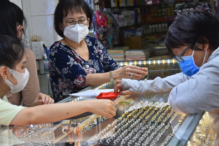 Giá vàng hôm nay 7-1: Giảm mạnh, Mỹ có thể tăng lãi suất cơ bản - Ảnh 1.