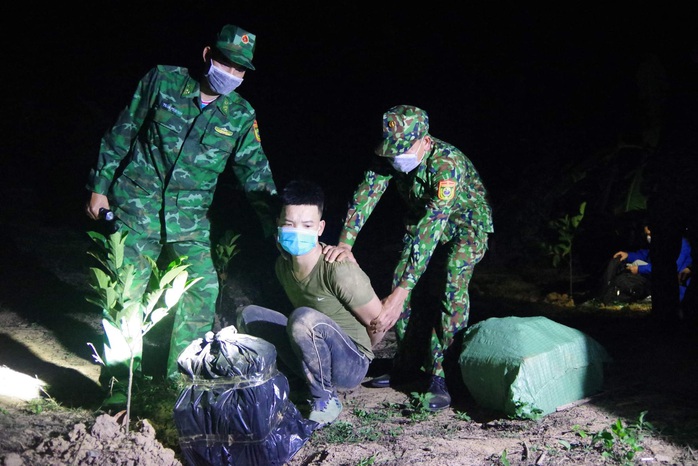 Kiểm tra hiện trường vi phạm, biên phòng phát hiện điều bất ngờ trong các lùm cây - Ảnh 1.