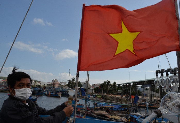 Ngư dân Bình Định đón nhận cờ Tổ quốc - Ảnh 7.