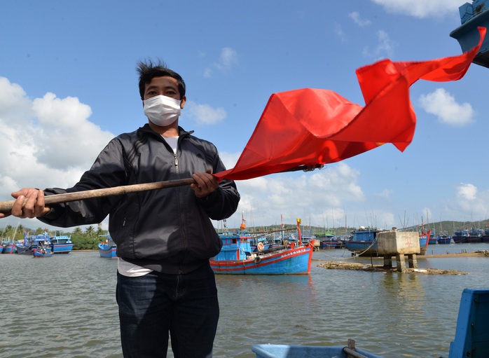 Ngư dân Bình Định đón nhận cờ Tổ quốc - Ảnh 8.