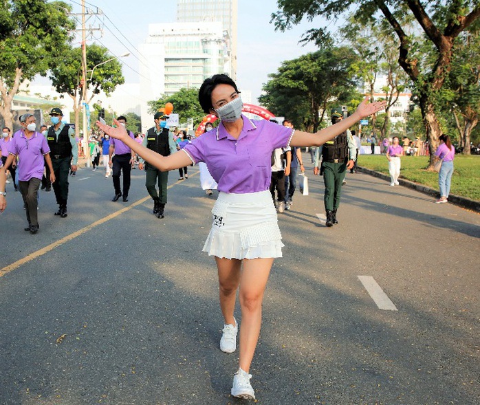 Chương trình Đi bộ Từ thiện Lawrence S. Ting lần 17 - 2022: Thêm 3,4 tỉ đồng ủng hộ người nghèo - Ảnh 3. Chương trình Đi bộ Từ thiện Lawrence S. Ting lần 17 - 2022: Thêm 3,4 tỉ đồng ủng hộ người nghèo - Ảnh 3.