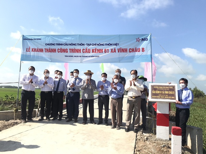 Người dân Long An vui mừng chứng kiến nhiều cây cầu được đưa vào sử dụng - Ảnh 2.