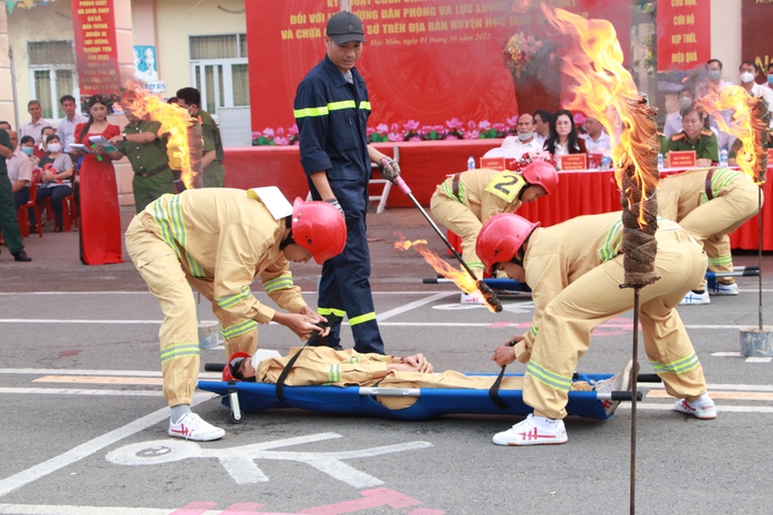 Video: Luyện tập, nâng cao kỹ năng phòng cháy chữa cháy cho dân phòng - Ảnh 7.