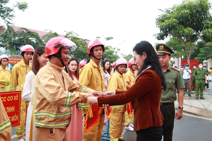 Video: Luyện tập, nâng cao kỹ năng phòng cháy chữa cháy cho dân phòng - Ảnh 4.