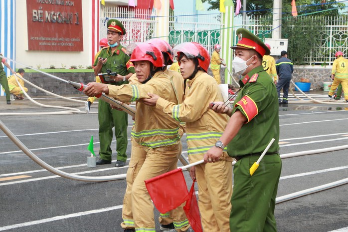 Video: Luyện tập, nâng cao kỹ năng phòng cháy chữa cháy cho dân phòng - Ảnh 10.