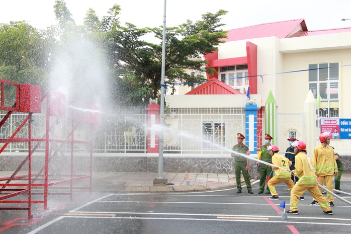 Video: Luyện tập, nâng cao kỹ năng phòng cháy chữa cháy cho dân phòng - Ảnh 11.