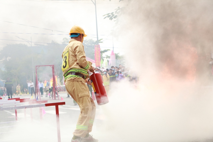 Video: Luyện tập, nâng cao kỹ năng phòng cháy chữa cháy cho dân phòng - Ảnh 9.