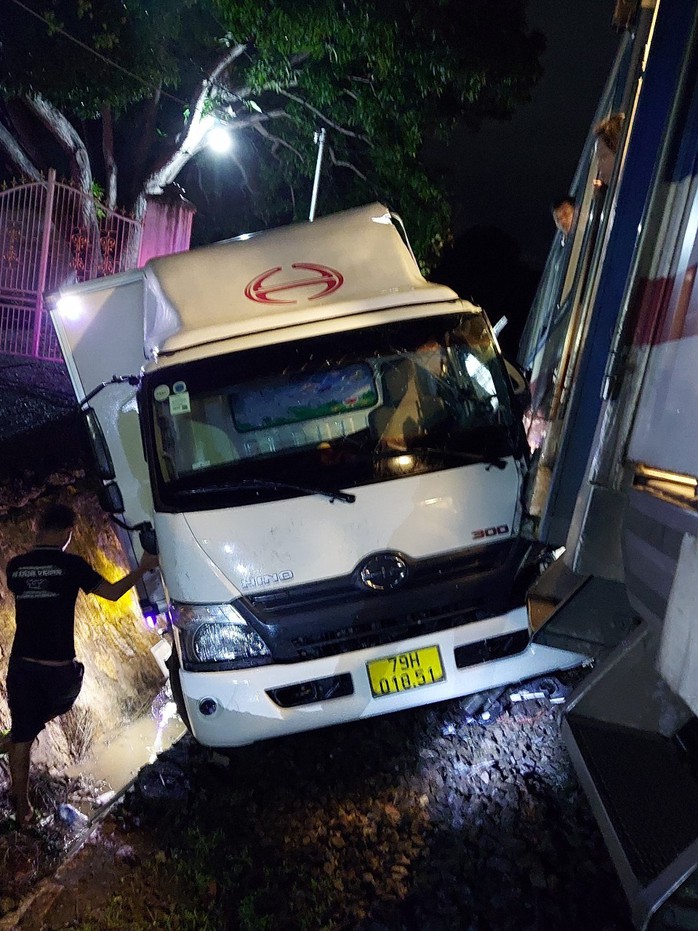Tàu khách tông ôtô tải ở tỉnh Khánh Hòa - Ảnh 1.