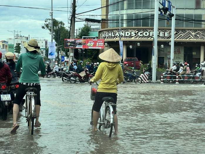 Triều cường dâng cao, Cần Thơ cho học sinh học tại nhà 3 ngày - Ảnh 12.