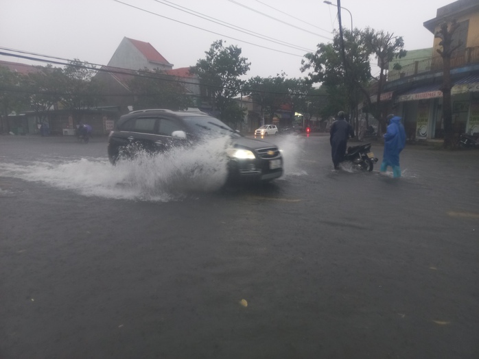 Quảng Nam: 2 người bị lũ cuốn, đường phố Tam Kỳ thành biển nước - Ảnh 11.