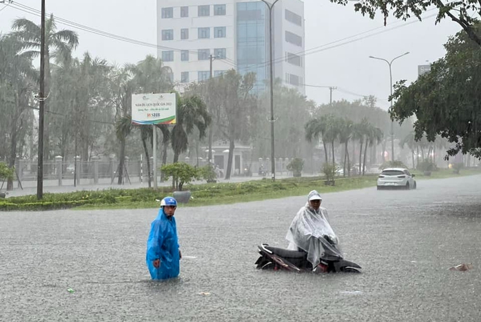 Quảng Nam: 2 người bị lũ cuốn, đường phố Tam Kỳ thành biển nước - Ảnh 17.