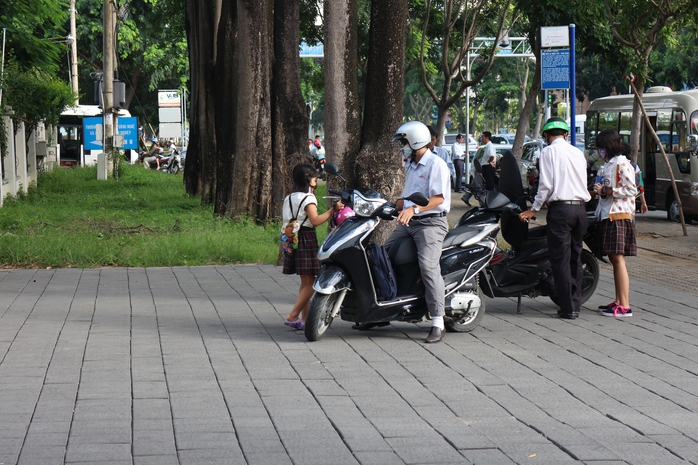 Lùi giờ học, phụ huynh - học sinh đỡ căng thẳng - Ảnh 1.