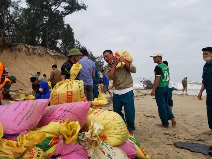 Miền Trung sạt lở, cô lập khắp nơi - Ảnh 1.