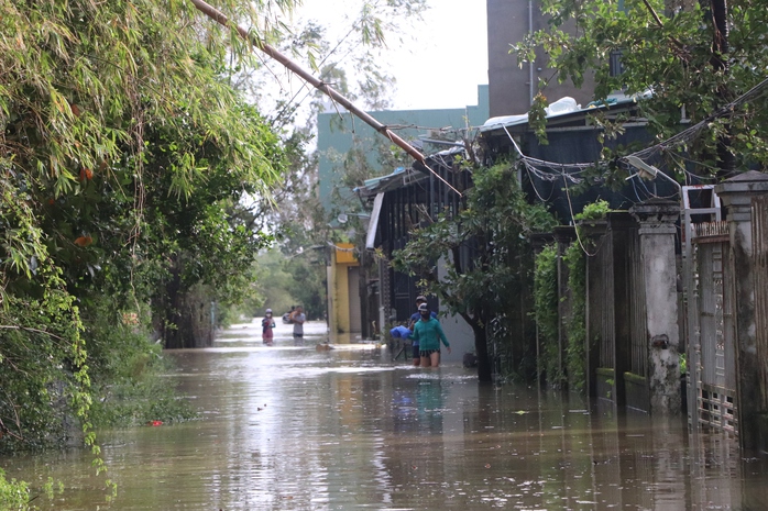 Nhiều nơi ở Quảng Nam ngập sâu hơn 2 m, nước tràn qua Quốc lộ 1 - Ảnh 4.