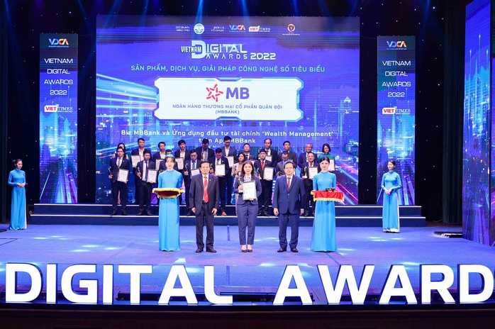MB thắng lớn tại giải thưởng Chuyển đổi số Việt Nam 2022 - Ảnh 1. MB thắng lớn tại giải thưởng Chuyển đổi số Việt Nam 2022 - Ảnh 1.